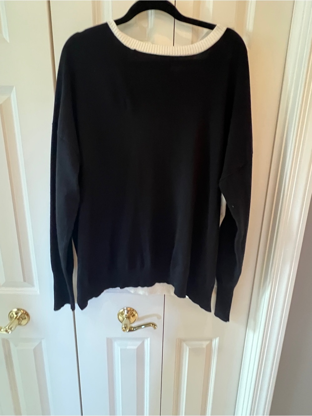 ๐ Jeans by Buffalo XL Black Ivory Color Block Oversized V Neck Sweater - Picture 7 of 10
